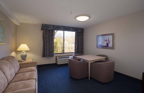 Parkrose Casa | Romantic Getaway! Modern Unit, Pool and Parking