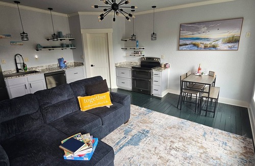 Bates Casa | Romantic getaway on the Lake! Hot tub, Private fishing dock and Mountain veiws!