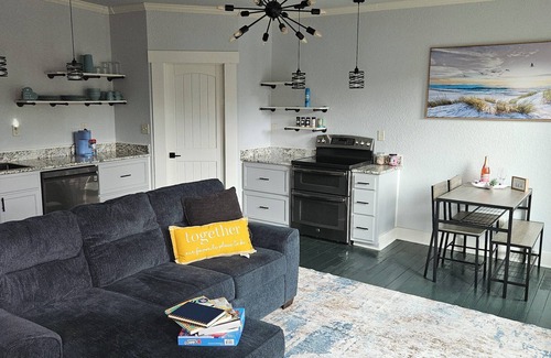 Bates Casa | Romantic getaway on the Lake! Hot tub, Private fishing dock and Mountain veiws!