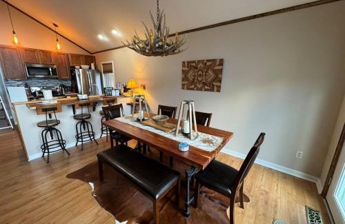 Roseland Casa | Romantic Getaway or Family Vacay with Mountain Views & Hot Tub