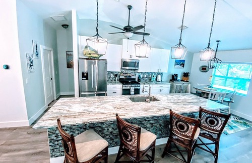 Vero Beach Casa | Romantic getaway! Pool home with hot tub ,Tiki Bar. Close Beaches , live music !