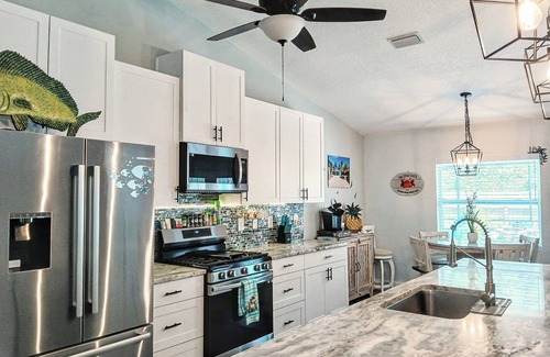 Vero Beach Casa | Romantic getaway! Pool home with hot tub ,Tiki Bar. Close Beaches , live music !
