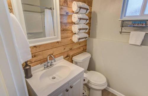 Colorado Springs Casa | Romantic Getaway Base of Mountains Parks & Trails