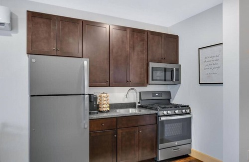 Berlin Apartamento | Romantic Getaway with Private Patio and Hot Tub on Main Street - Magnolia Suite