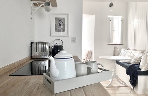 Cromer Cabaña | Romantic hideaway for two in coastal town - minutes from the sea