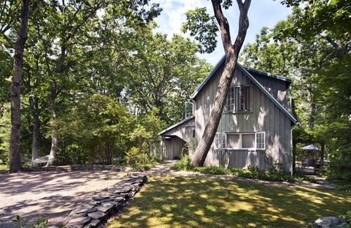 Woodstock Cabaña | Cabaña romántica + histórica del artista en bosques privados ~ despertar al canto de los pájaros!