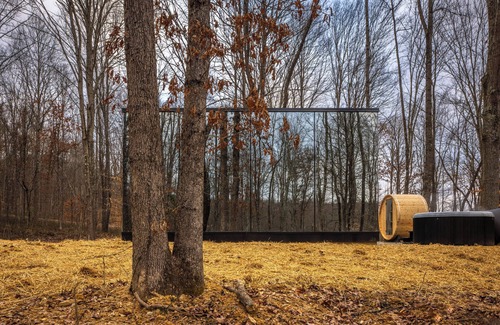 New Plymouth Cabina | Romantic Hocking Hills Getaway Reflecting Nature's Beauty ~ Hot Tub, Sauna, WiFi
