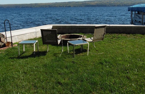 Valois Cabaña | casa romántica en el nivel de Seneca Lake Front.