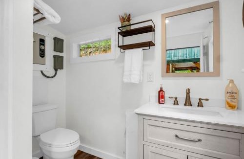 Lake Lure Casa | Romantic King-Bed Couples Cabin Lake Lure