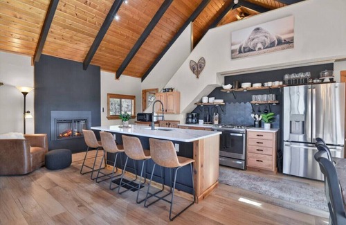 Divide Cabina | Romantic Lakefront Cabin, HOT TUB, VIEWS!