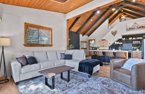 Divide Cabina | Romantic Lakefront Cabin, HOT TUB, VIEWS!