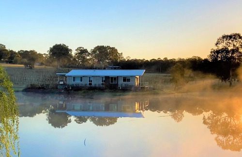 Lovedale Casa | Romantic lakehouse set in a private vineyard in the Hunter Valley