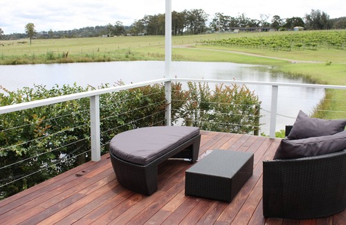 Lovedale Casa | Romantic lakehouse set in a private vineyard in the Hunter Valley