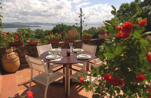 Passignano sul Trasimeno Apartamento | Romantic located vacation flat above the Trasimeno Lake