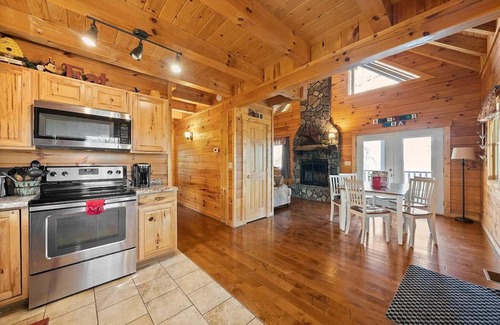 Logan Cabina | Romantic Log Cabin Hot Tub Fireplace View