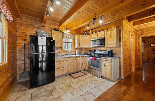 Logan Cabina | Romantic Log Cabin Hot Tub Fireplace View
