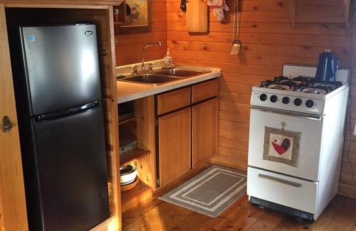 Drummond Cabina | Log Cabin romántica Ubicado en boscosas Marco en el lago Wilipyro