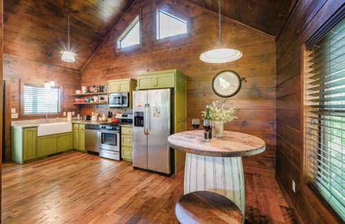 Ringold Cabina | Romantic log cabin w/private heart-shaped hot tub and fireplace for two