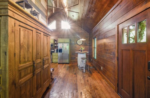Ringold Cabina | Romantic log cabin w/private heart-shaped hot tub and fireplace for two
