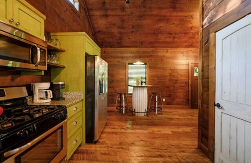 Ringold Cabina | Romantic log cabin w/private heart-shaped hot tub and fireplace for two