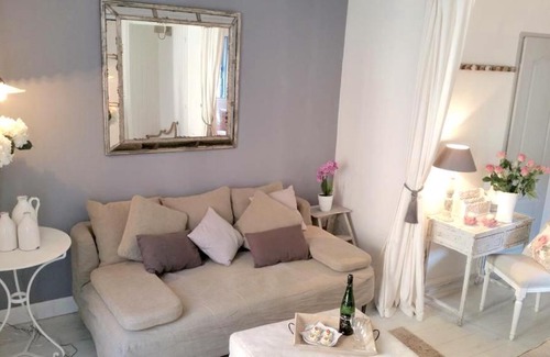 Meze Casa | Romantic Maison de Pecheur sparkling sea views