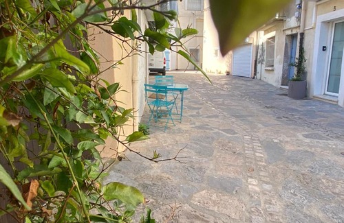 Meze Casa | Romantic Maison de Pecheur sparkling sea views