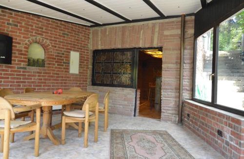 Strotzbusch Casa | Romantic Mansion in Strotzb sch by the Forest