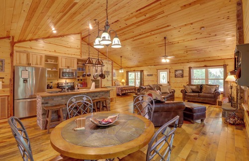 Mountain View Cabina | Romantic Mountain View Cabin Rental Near Downtown!