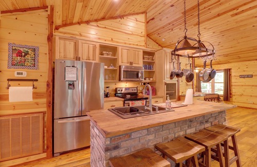 Mountain View Cabina | Romantic Mountain View Cabin Rental Near Downtown!