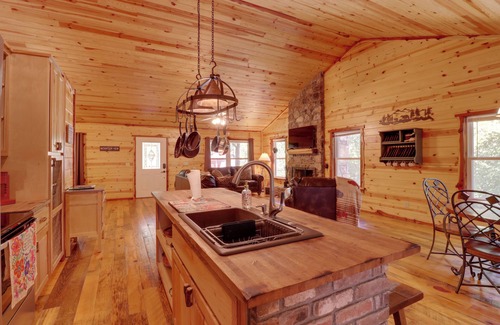 Mountain View Cabina | Romantic Mountain View Cabin Rental Near Downtown!