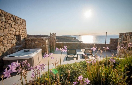Agios Stefanos Apartamento | Romantic Mykonian Oasis Suite with Jacuzzi & Sea View