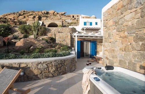 Agios Stefanos Apartamento | Romantic Mykonian Oasis Suite with Jacuzzi & Sea View