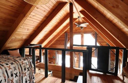 D'Arcy Chalet De Esquí | Romantic Off-Grid Cabin by Glacier lake