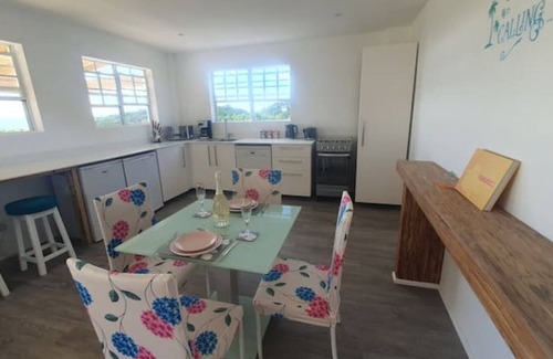 Johnson's Point Apartamento | Romantic Off-Grid Sea View Retreat / Walk to Beach