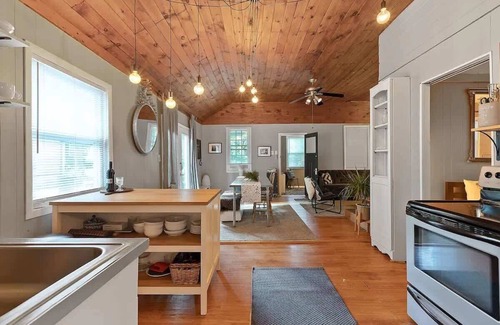 Pocono Pines Casa | Romantic Pet-Friendly Bungalow