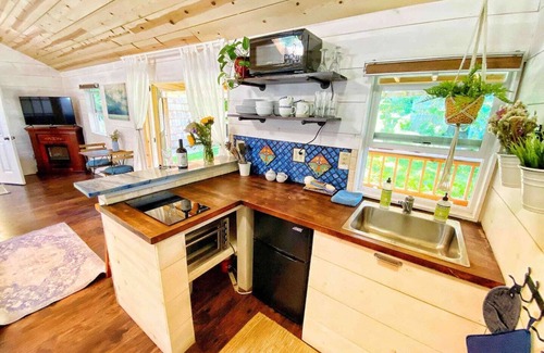West Hazel Dell Cabaña | Romantic, Pet friendly Hideaway minutes from downtown VAN, PDX & Portland