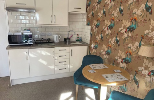 Aylmerton Apartamento | Romantic Pond view Orpington studio with outdoor swimming pool. Pet friendly