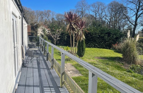 Aylmerton Apartamento | Romantic Pond view Orpington studio with outdoor swimming pool. Pet friendly