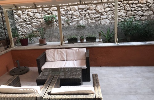 Est Apartamento | Romantic, Quiet apartment with private Garden/patio with all amenities