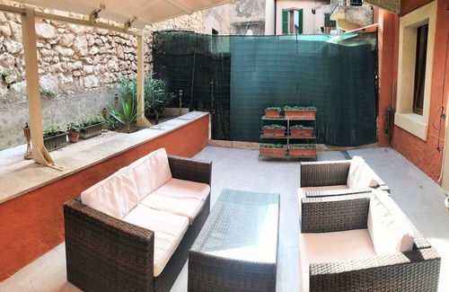 Est Apartamento | Romantic, Quiet apartment with private Garden/patio with all amenities