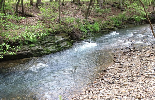 Jones Mills Cabina | Romantic Red Cabin by the creek. A very quiet relaxing getaway Book Now!