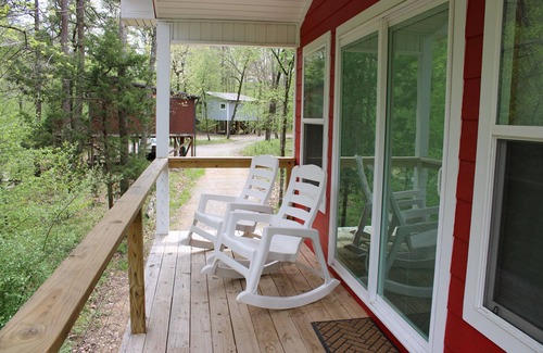 Jones Mills Cabina | Romantic Red Cabin by the creek. A very quiet relaxing getaway Book Now!