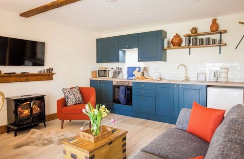 Hythe Cabina | Romantic retreat. Private and peaceful wooded location. Private hot tub.