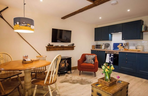 Hythe Cabina | Romantic retreat. Private and peaceful wooded location. Private hot tub.