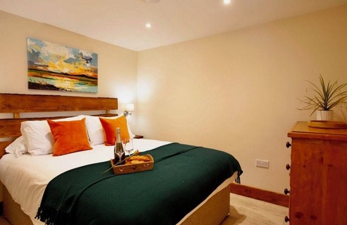 Hythe Cabina | Romantic retreat. Private and peaceful wooded location. Private hot tub.