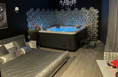 Roujan Apartamento | Romantic room with private jacuzzi