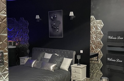 Roujan Apartamento | Romantic room with private jacuzzi
