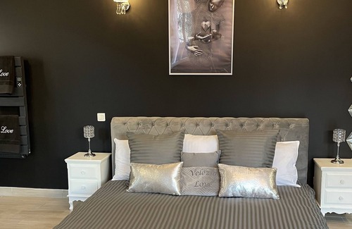 Roujan Apartamento | Romantic room with private jacuzzi