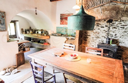 Altillac Casa | Romántica casa rústica de piedra con jardín y hermosa terraza.