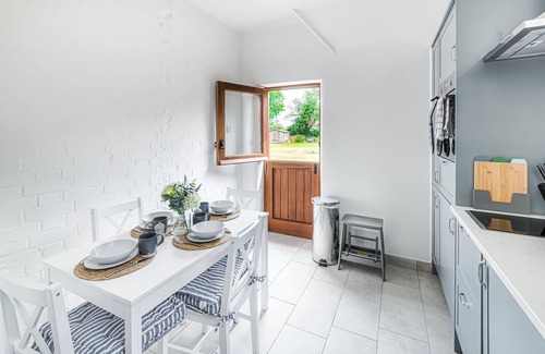 Ford Cabaña | Romantic Seaside Retreat Near Arundel